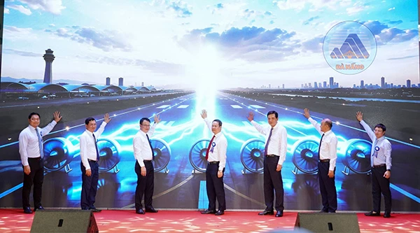 Thực hiện nghi thức công bố triển khai các dự án mở rộng Cảng HKQT Đà Nẵng.