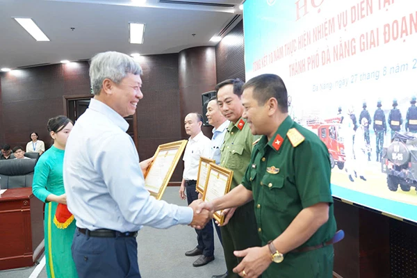 Ông Hồ Quang Bửu trao Bằng khen của Chủ tịch UBND TP Đà Nẵng cho các tập thể, cá nhân có thành tích xuất sắc trong thực hiện nhiệm vụ diễn tập ứng phó sự cố BXHN cấp thành phố, giai đoạn 2015 – 2025.