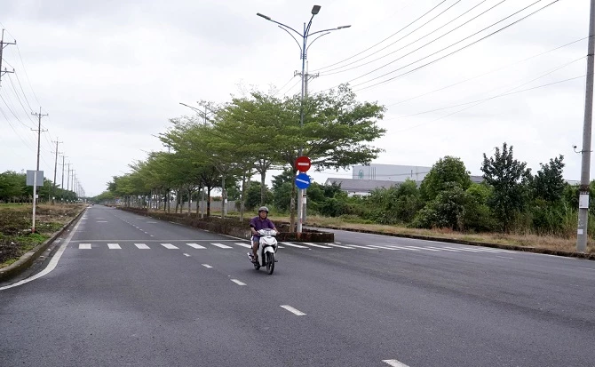 Ạ5: Một số trục giao thông chính trong khu công nghiệp Khánh An đã được đâu thông thoáng.