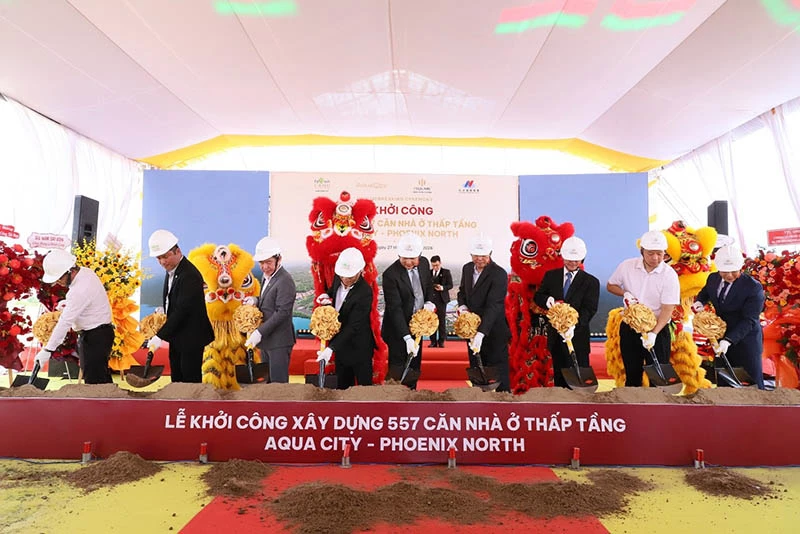 Đại diện chủ đầu tư và liên danh nhà thầu thực hiện nghi thức khởi công.