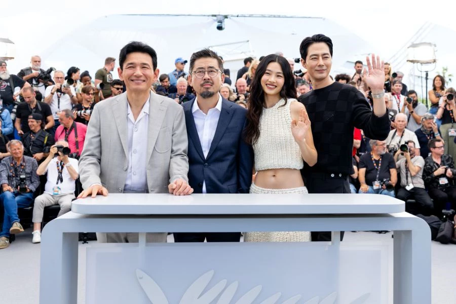 (từ trái qua) Hwang Jung-min, đạo diễn Na Hong-Jin, Hoyeon, Zo In-sung xác nhận sẽ tới Việt Nam vào dịp lễ Quốc Khánh