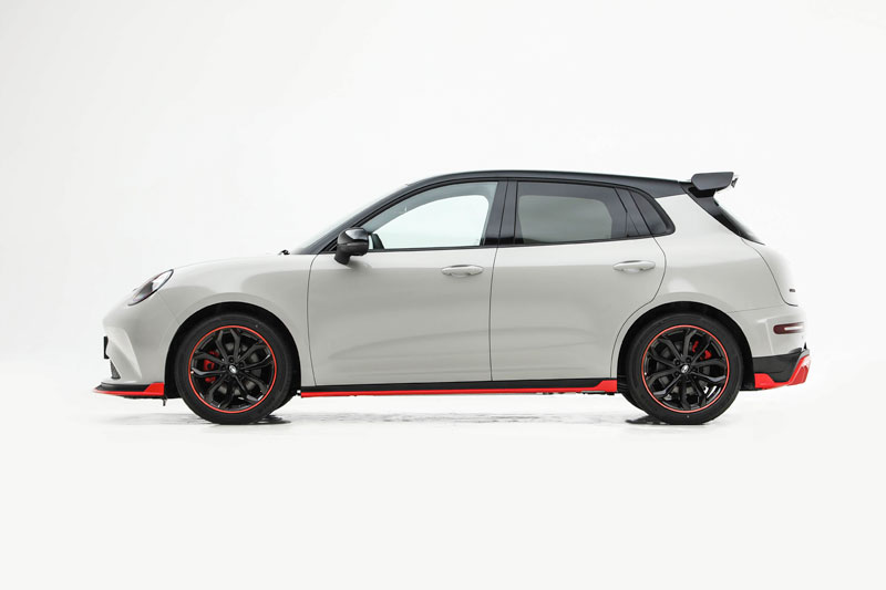 X3 hatchback hiệu năng cao, 3 tùy chọn động cơ, giá gần 390 triệu đồng