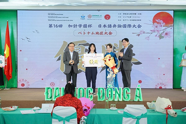 Thí sinh Trần Uyển Chi – Trường THPT chuyên Lê Quý Đôn, TP Đà Nẵng giành giải Nhất, đại diện Việt Nam tham dự vòng chung kết quốc tế vào tháng 11 tới. 