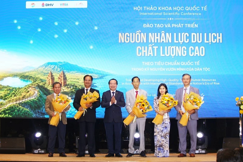 ))ng Hà Văn Siêu - Phó Cục trưởng Cục Du lịch Quốc gia Việt Nam tặng hoa cảm ơn các cơ quan, đơn vị tổ chức hội thảo.