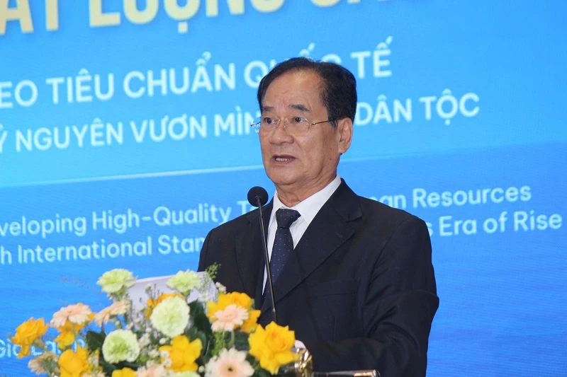GS.TS. Đào Mạnh Hùng – Chủ tịch Liên Chi hội Đào tạo Du lịch Việt Nam trình bày phát biểu đề dẫn. 