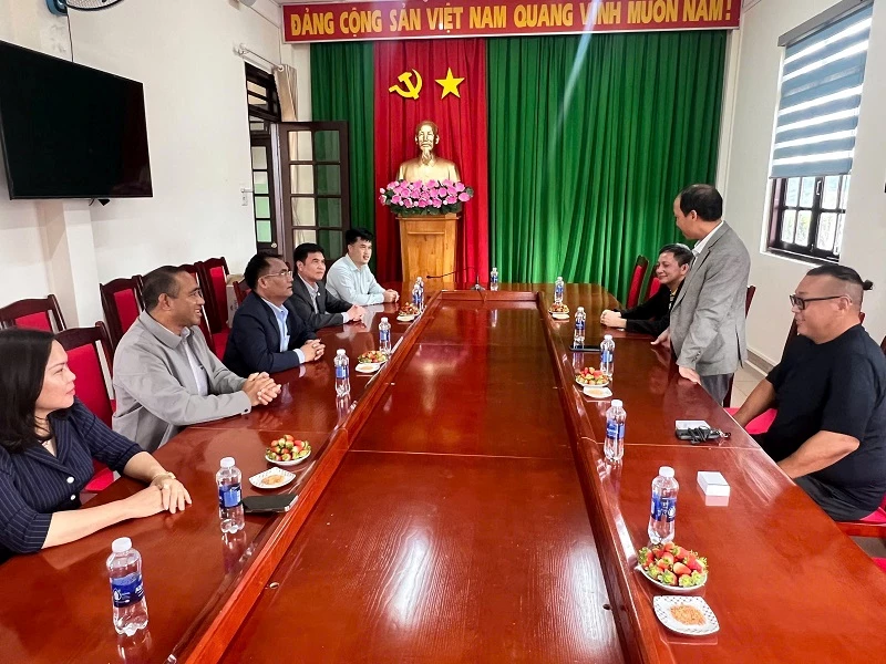 Thăm và chào xã giao lãnh đạo xã Lạc Dương. Thăm và chào xã giao lãnh đạo xã Lạc Dương.