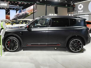 SUV dài hơn 4,7 mét, công suất 646 mã lực, giá gần 1,5 tỷ đồng