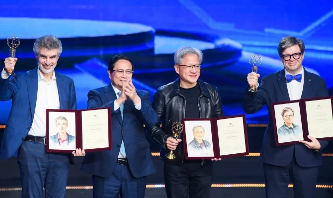 Ảnh 1: GS. Yann LeCun (ngoài cùng bên phải) nhận Giải thưởng Chính VinFuture năm 2024 tại Hà Nội. Ảnh: VFP.