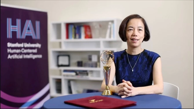 GS. Fei-Fei Li chia sẻ khi được trao Giải thưởng Chính VinFuture 2024. Ảnh: VFP.