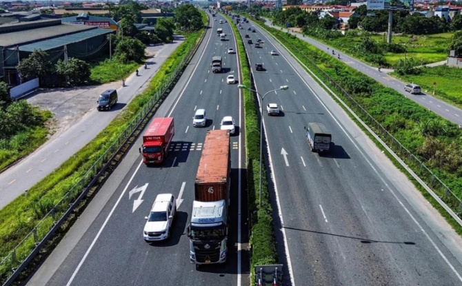 Rà soát quy định khoảng cách an toàn và mức phạt trên cao tốc