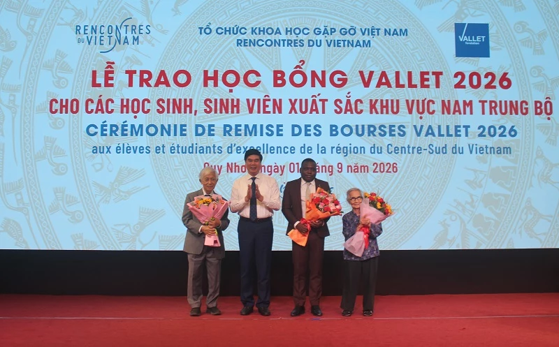 Ông Lâm Hải Giang - Phó Chủ tịch UBND tỉnh Gia Lai tặng hoa cảm ơn GS Trần Thanh Vân, Giáo sư Lê Kim Ngọc và TS Esperan Padonou - Phó Chủ tịch, Giám đốc điều hành quỹ học bổng Vallet.