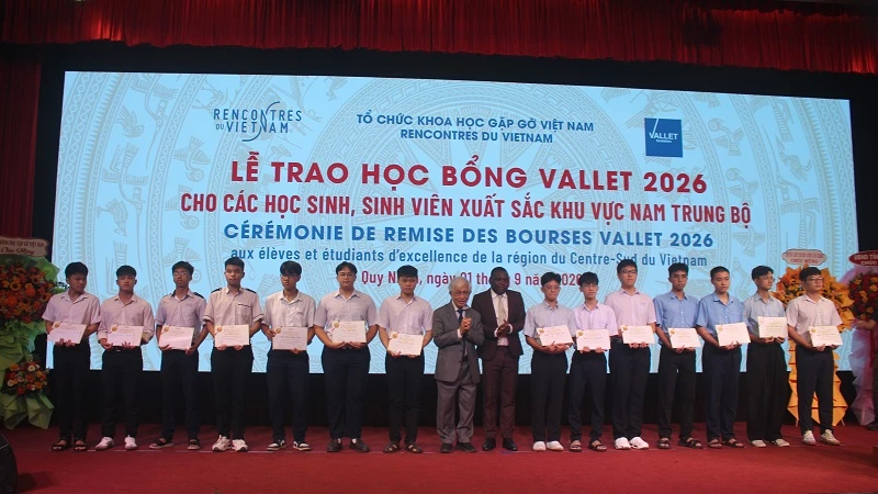 GS Trần Thanh Vân và TS Esperan Padonou - Phó Chủ tịch, Giám đốc điều hành quỹ học bổng Vallet trao học bổng.