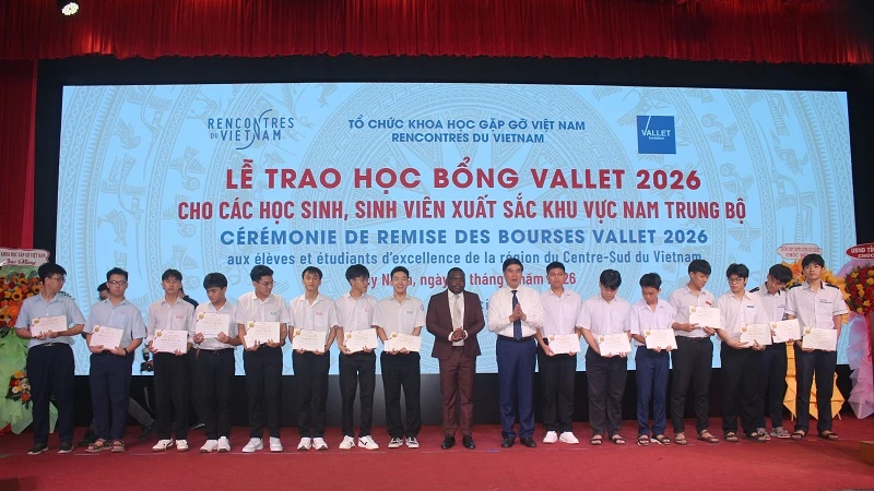 Ông Lâm Hải Giang - Phó Chủ tịch UBND tỉnh Gia Lai và TS Esperan Padonou - Phó Chủ tịch, Giám đốc điều hành quỹ học bổng Vallet trao học bổng.