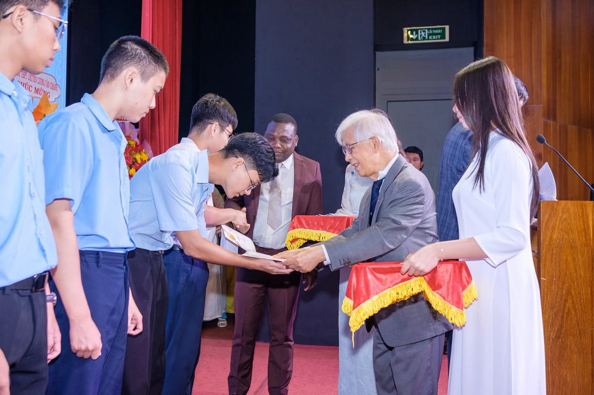 Học bổng Vallet trao hơn 6 tỷ đồng nâng bước học sinh, sinh viên Nam Trung Bộ
