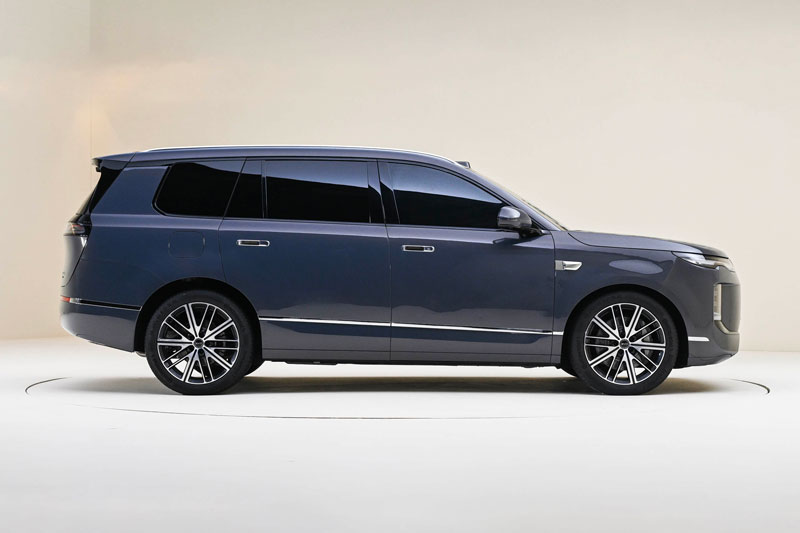 SUV dài hơn 5,1 mét, công suất 585 mã lực, trang bị tiên tiến, giá gần 900 triệu đồng