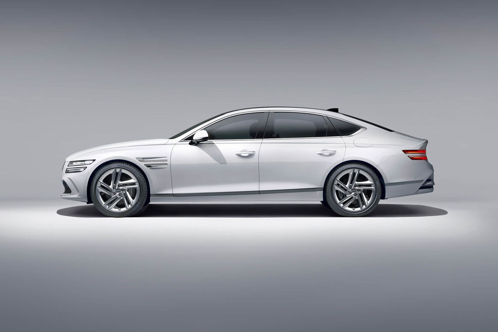 Đối thủ của Mercedes-Benz E-Class trình làng, giá hơn 1,2 tỷ đồng
