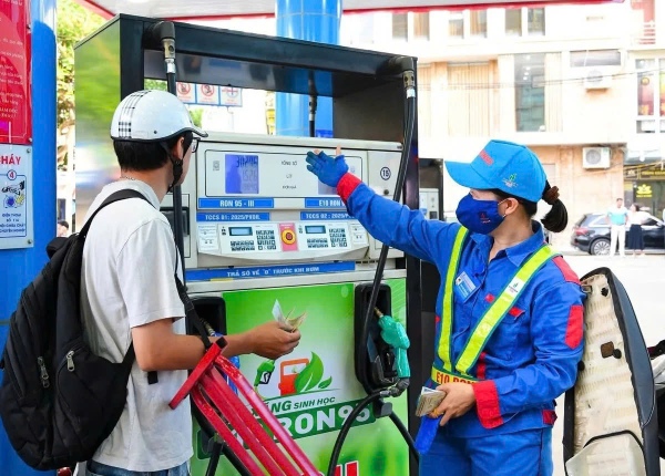 Giá xăng tăng hơn 700 đồng/lít