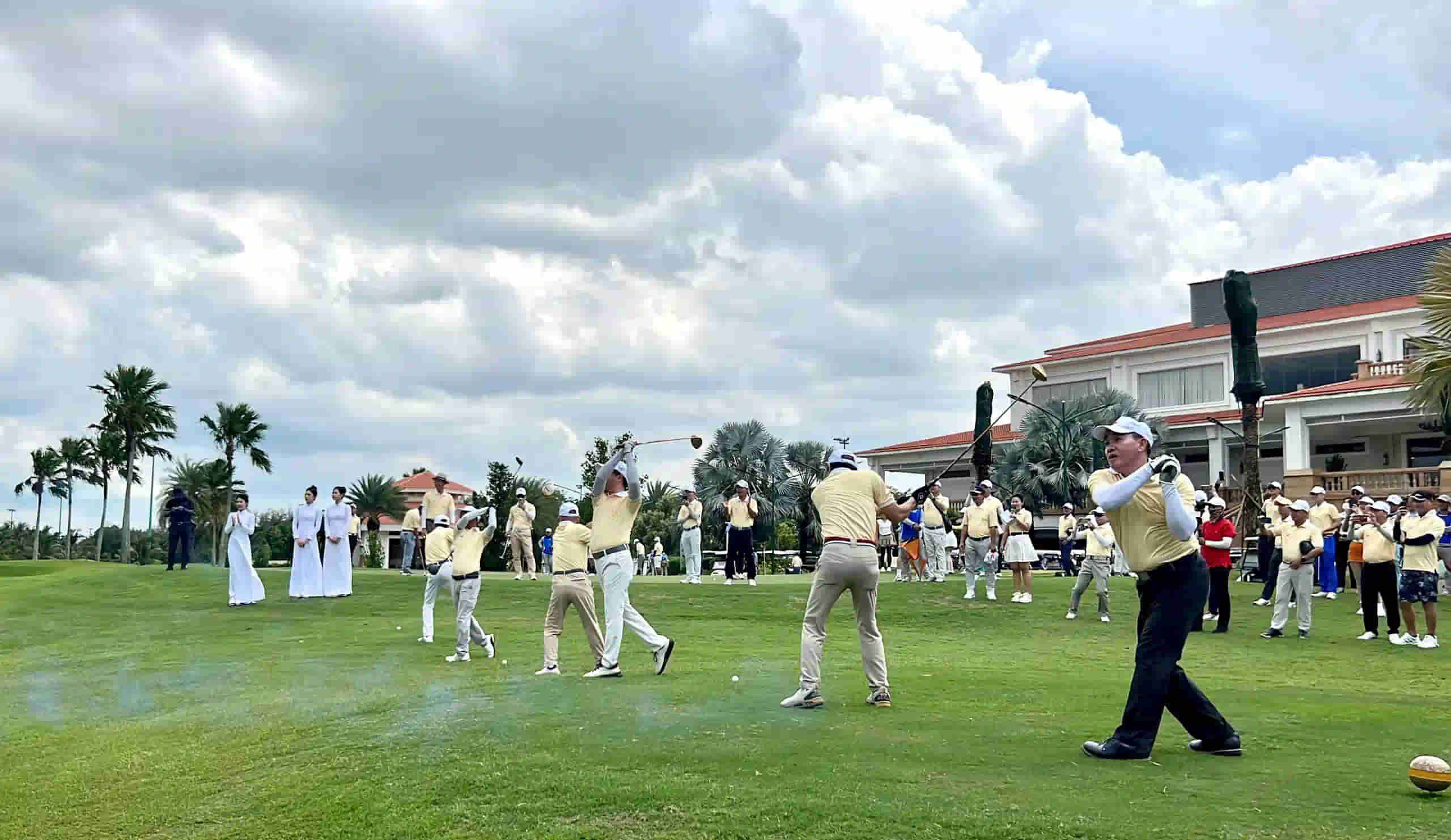 200 golfer góp sức hỗ trợ điểm trường khó khăn tại Nghệ An, Hà Tĩnh