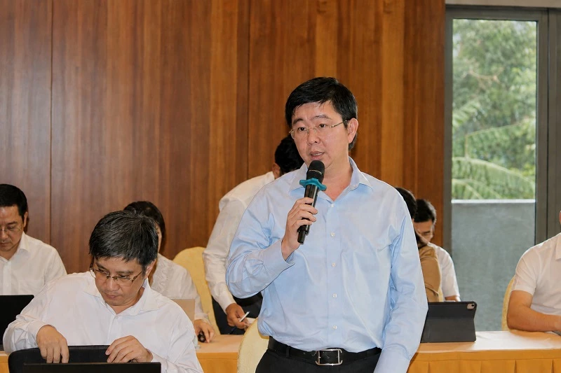 Thứ trưởng Bộ KH&CN Bùi Hoàng Phương trao đổi tại cuộc làm việc. 