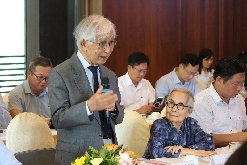 GS Trần Thanh Vân trao đổi thông tin.