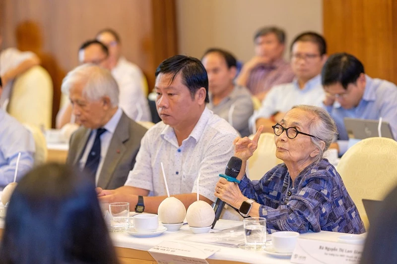 GS Lê Kim Ngọc chia sẻ tại buổi làm việc.