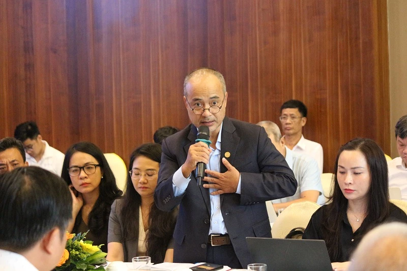 Chủ nhiệm Ủy ban Nhà nước về người Việt Nam ở nước ngoài Nguyễn Trung Kiên trao đổi thông tin.