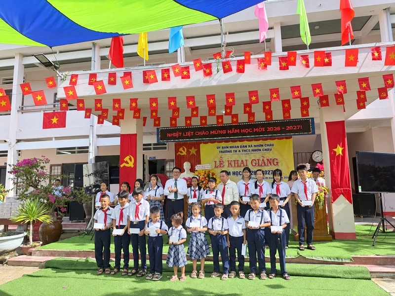 Đại diện BIDV Bình Định trao học bổng tại xã đảo Nhơn Châu.