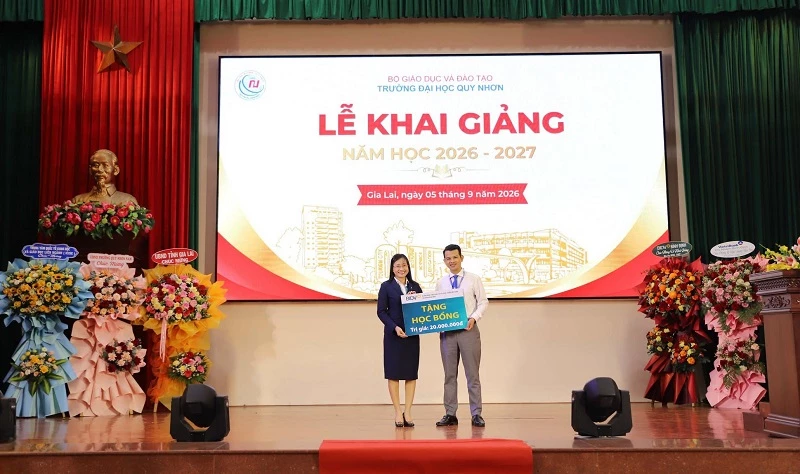 Giám đốc BIDV Bình Định Nguyễn Thị Ngọc Quỳnh trao học bổng tại Trường Đại học Quy Nhơn.