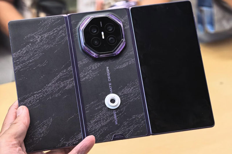 Smartphone màn hình gập ba, giá cao nhất gần 120 triệu đồng