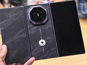 Smartphone màn hình gập ba, giá cao nhất gần 120 triệu đồng