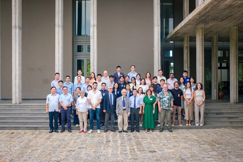 Các nhà khoa học, chuyên gia tham dự Trường học Việt Nam về quan sát trái đất lần thứ 6 chụp ảnh lưu niệm tại ICISE. 