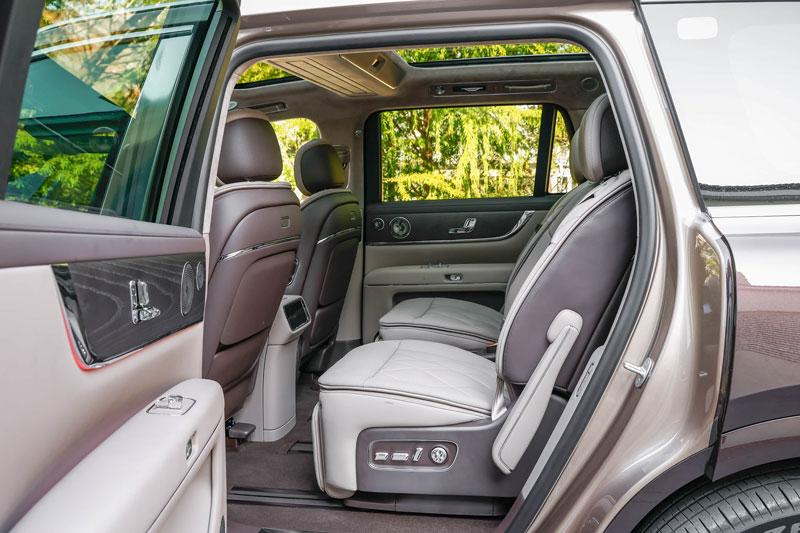 SUV dài hơn 5,4 mét, công suất 890 mã lực, nội thất sang chảnh, giá hơn 2,5 tỷ đồng