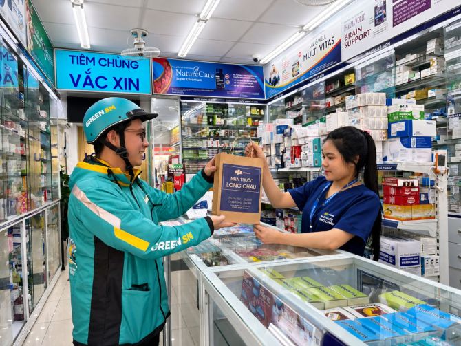 Sắp có dịch vụ giao thuốc Long Châu bằng xe máy điện Green SM