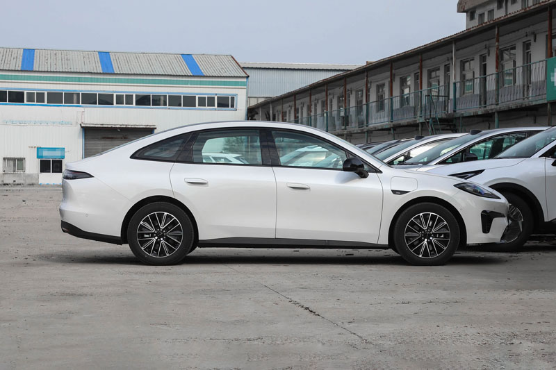 Xe sedan hạng D mạnh 224 mã lực, giá chưa tới 400 triệu đồng