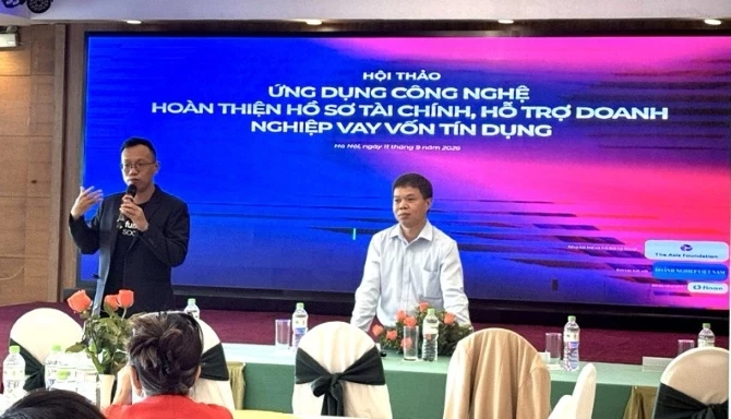 Chuyên gia Vũ Anh Đông - chuyên gia Ban Tư vấn tài chính hỗ trợ doanh nghiệp và ông Phùng Tấn Lộc -chuyên gia Ban Tư vấn tài chính hỗ trợ doanh nghiệp chia sẻ tại Hội thảo. 