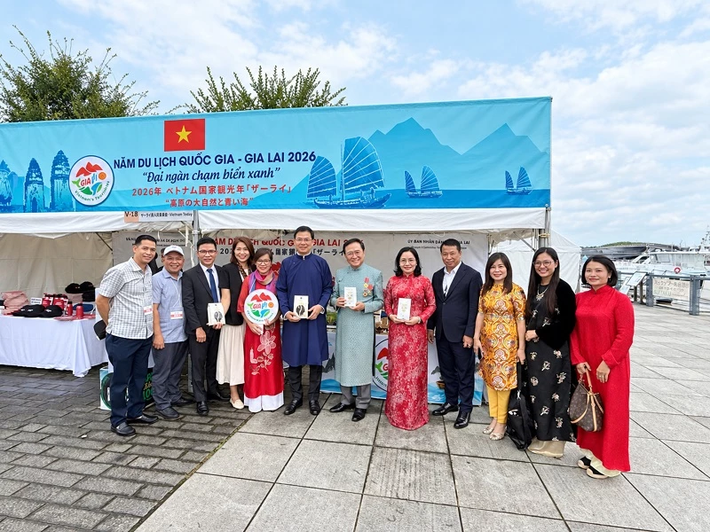 Các đại biểu chụp ảnh lưu niệm tại gian hàng giới thiệu của tỉnh Gia Lai.