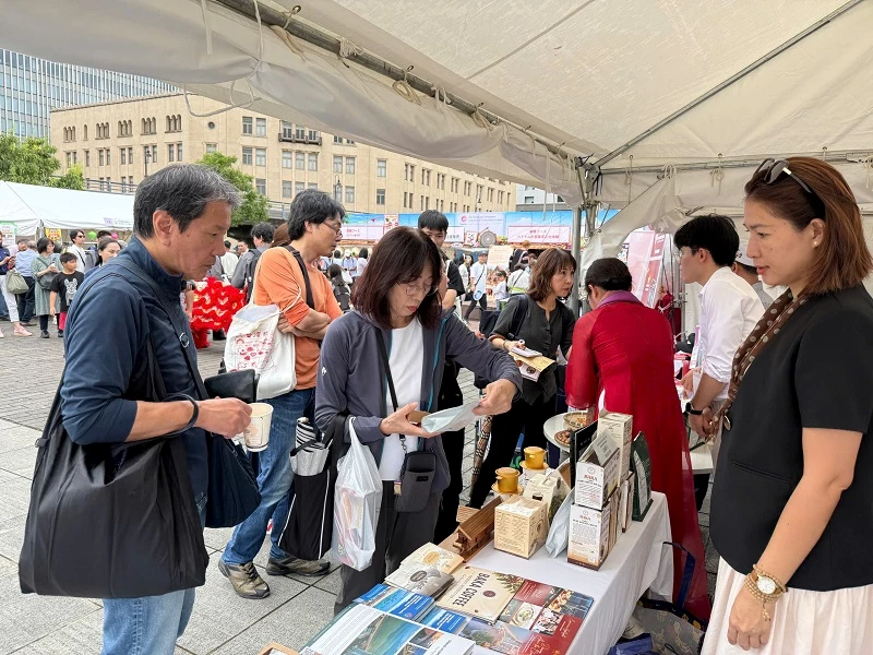 Người dân Nhật Bản vui vẻ dùng thử và tìm hiểu về cà phê đặc sản của tỉnh Gia Lai. 