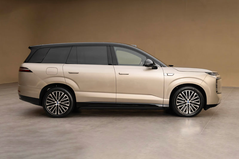 SUV dài 5,2 mét, công suất 503 mã lực, nội thất hiện đại, giá gần 1,2 tỷ đồng