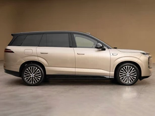 SUV dài 5,2 mét, công suất 503 mã lực, nội thất hiện đại, giá gần 1,2 tỷ đồng