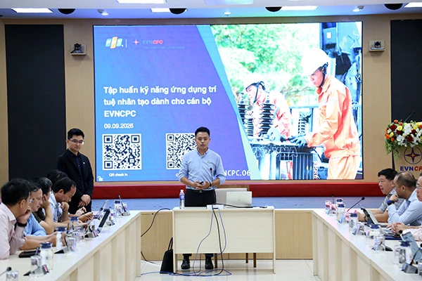 EVNCPC phối hợp với hai chuyên gia Phạm Thành Đại Lĩnh - Giám đốc Tư vấn chuyển đổi số và Hà Quang Thái - Giám đốc Tư vấn Trí tuệ nhân tạo của FPT Digital tổ chức tập huấn kỹ năng ứng dụng trí tuệ nhân tạo (AI) cho 616 cán bộ công nhân viên. 