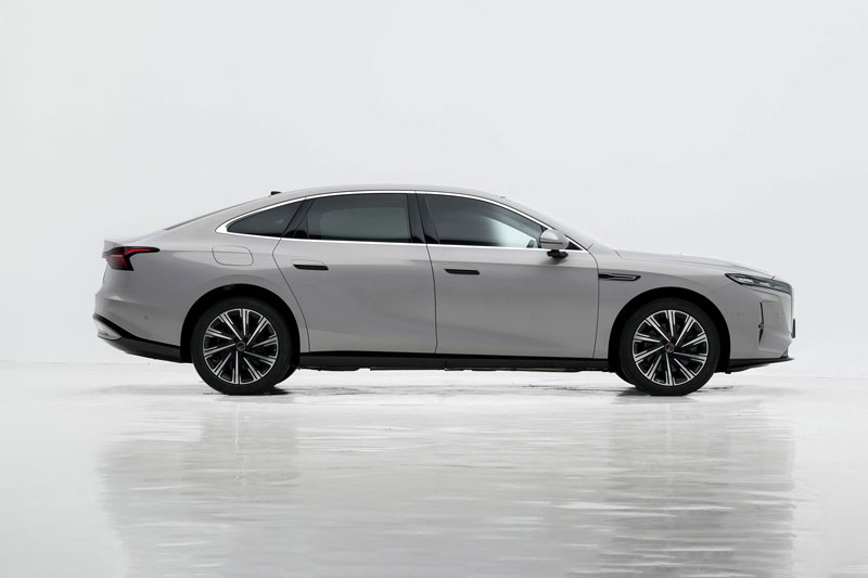 Xe sedan công suất 651 mã lực, di chuyển 240 km không cần đổ xăng, giá hơn 740 triệu đồng