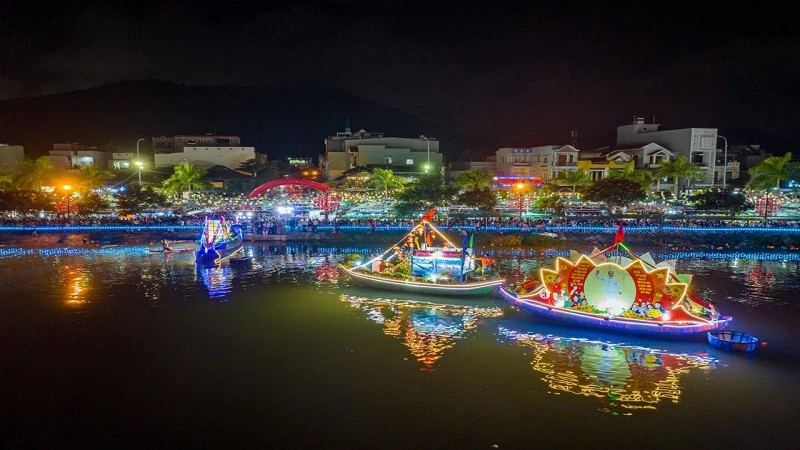 Thuyền hoa khoe sắc trên sông Hà Thanh tạo điểm nhấn cho lễ hội.