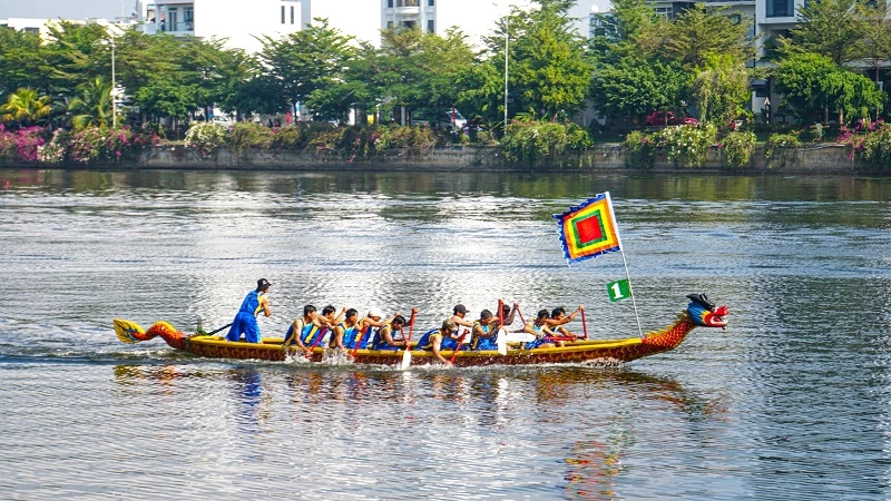 Đua thuyền truyền thống trên sông Hà Thanh.