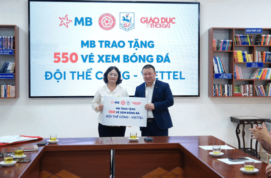 MB trao tặng hơn 600 vé xem bóng đá cho Trường THCS Giảng Võ