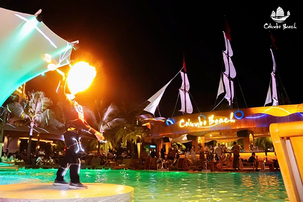Không gian giải trí Columbo Beach mang phong cách nhiệt đới hiện đại.
