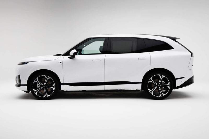SUV cỡ lớn công suất 496 mã lực, trang bị tối tân, giá gần 940 triệu đồng