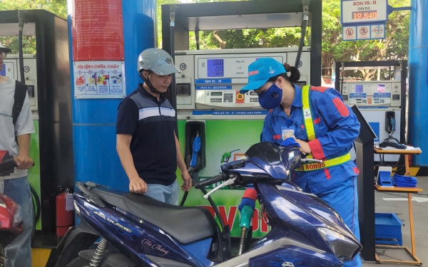 Giá xăng tăng gần 1.400 đồng/lít