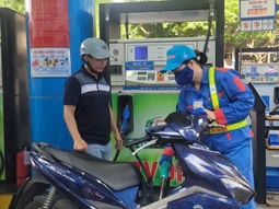 Giá xăng tăng gần 1.400 đồng/lít