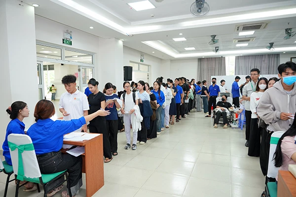 Sinh viên Đại học Đông Á xếp hàng đăng ký hiến máu nhân đạo.
