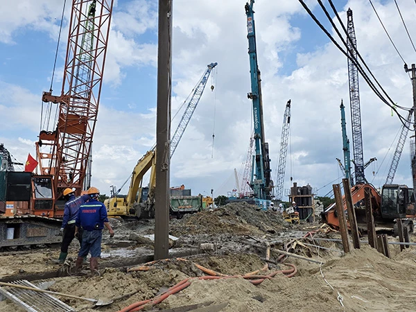 Tổ hợp công trình phục vụ Lễ hội pháo hoa quốc tế Đà Nẵng đang được khẩn trương đẩy nhanh tiến độ thi công.